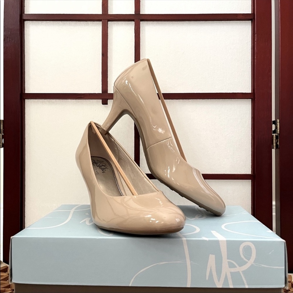 NIB Life Stride Parigi Classic Dress Pump - Taupe Size 8